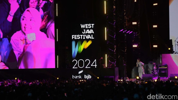 Penampilan dari penyanyi Tiara Andini menjadi salah satu yang paling ditunggu-tunggu di West Java Festival 2024. Begini aksinya.