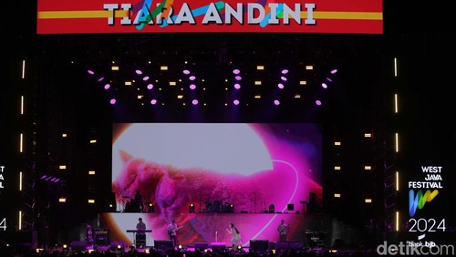Penampilan dari penyanyi Tiara Andini menjadi salah satu yang paling ditunggu-tunggu di West Java Festival 2024. Begini aksinya.