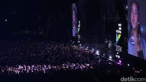 Penampilannya malam ini disambut dengan luar biasa oleh para fans yang tak henti-hentinya memanggil nama panggilannya setiap jeda penampilan.