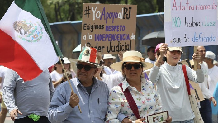 Federal court workers gather outside the Monument to the Revolution as they strike over reforms that would make all judges stand for election in Mexico City, Sunday, Aug. 25, 2024. (AP Photo/Ginnette Riquelme)