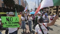 Di antara perubahan yang diinginkan Lopez Obrador adalah membuat para hakim dipilih dan secara praktis mengizinkan siapa pun yang bergelar sarjana hukum dengan pengalaman beberapa tahun saja sebagai pengacara dapat menjadi hakim melalui pemungutan suara.