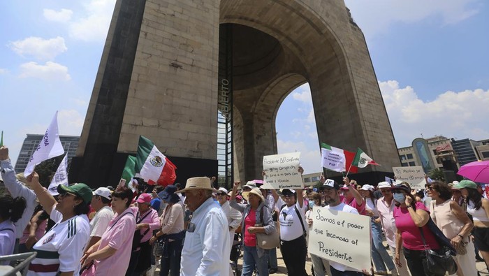 Federal court workers gather outside the Monument to the Revolution as they strike over reforms that would make all judges stand for election in Mexico City, Sunday, Aug. 25, 2024. (AP Photo/Ginnette Riquelme)