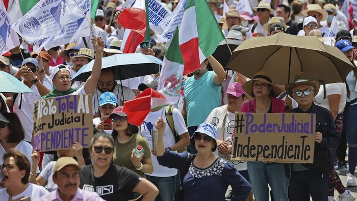 Federal court workers gather outside the Monument to the Revolution as they strike over reforms that would make all judges stand for election in Mexico City, Sunday, Aug. 25, 2024. (AP Photo/Ginnette Riquelme)
