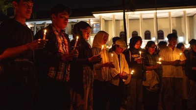 Aksi Nyala Lilin UGM, Prihatin Demokrasi Indonesia