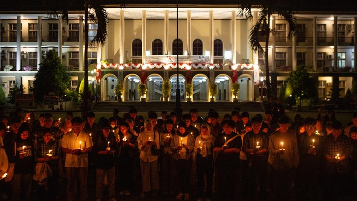 Aksi Nyala Lilin UGM, Prihatin Demokrasi Indonesia Sejumlah mahasiswa menyalakan lilin di bawah pohon bodhi di Balairung Universitas Gadjah Mada, Sleman, DI Yogyakarta, Senin (26/8/2024). Aksi yang digelar oleh civitas akademika UGM tersebut untuk mengingatkan kembali UGM sebagai institusi yang didirikan untuk melahirkan pengetahuan yang berkeadilan dan mensejahterakan bangsa serta bentuk keprihatinan proses demokrasi di Indonesia. ANTARA FOTO/Hendra Nurdiyansyah/nym.