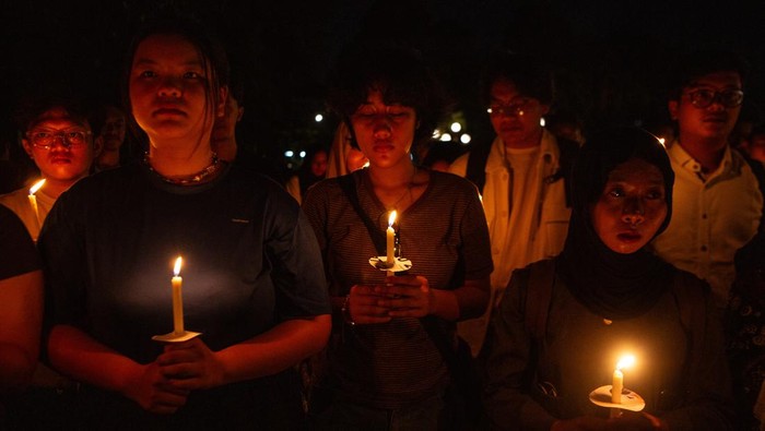 Aksi Nyala Lilin UGM, Prihatin Demokrasi Indonesia Sejumlah mahasiswa menyalakan lilin di bawah pohon bodhi di Balairung Universitas Gadjah Mada, Sleman, DI Yogyakarta, Senin (26/8/2024). Aksi yang digelar oleh civitas akademika UGM tersebut untuk mengingatkan kembali UGM sebagai institusi yang didirikan untuk melahirkan pengetahuan yang berkeadilan dan mensejahterakan bangsa serta bentuk keprihatinan proses demokrasi di Indonesia. ANTARA FOTO/Hendra Nurdiyansyah/nym.