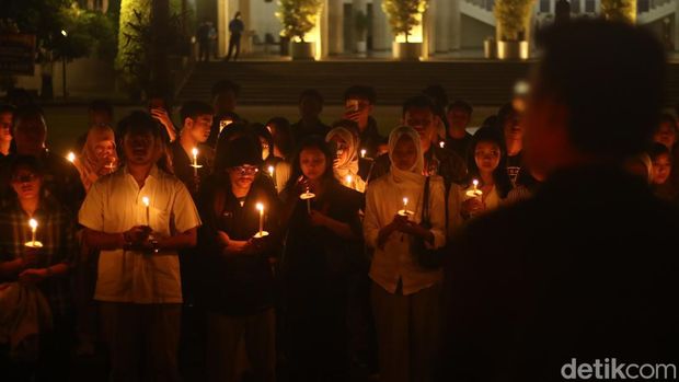Civitas akademika UGM menggelar aksi dengan menyalakan lilin di bawah pohon bodhi, di depan Balairung UGM Senin (26/8/2024)
