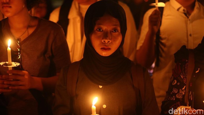 Civitas akademika UGM menggelar aksi dengan menyalakan lilin di bawah pohon bodhi, di depan Balairung UGM Senin (26/8/2024)