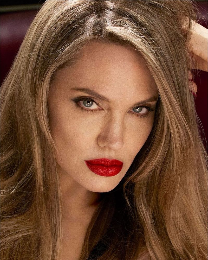 Angelina Jolie Angelina Jolie jadi model lipstik Tom Ford Beauty.