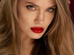 Angelina Jolie Jadi Bintang Iklan Lipstik, Bentuk Bibir Ikonik Jadi Sorotan