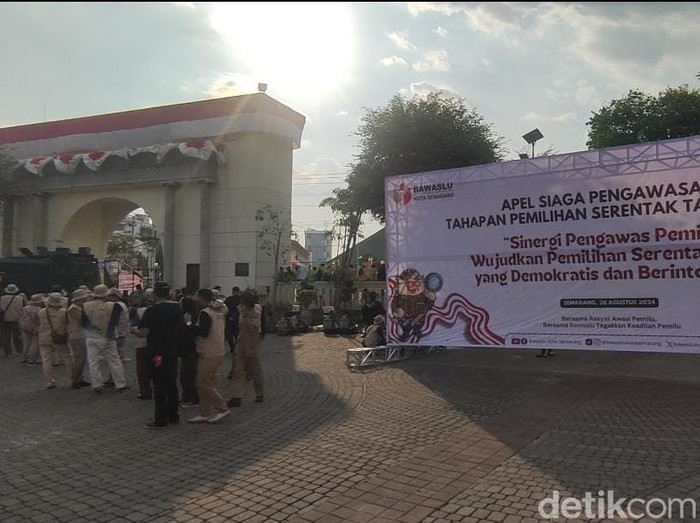 Apel siaga pengawasan tahapan pilkada yang digelar Bawaslu Kota Semarang di Balai Kota Semarang tertunda gegara ada demo mahasiswa, Senin (26/8/2024).