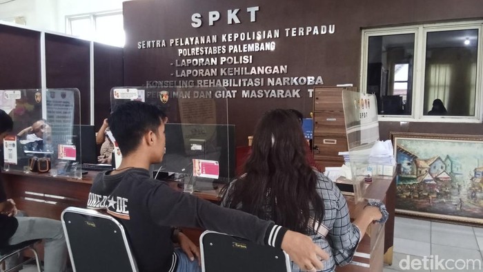 Aprilyn melapor ke polisi usai kepalanya ditusuk rekan kerja sang anak.