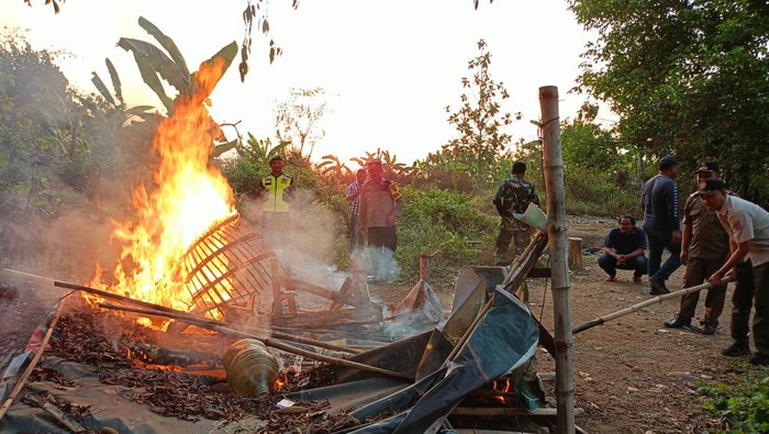 Arena sabung ayam di Mojokerto dibakanr setelah digerebek