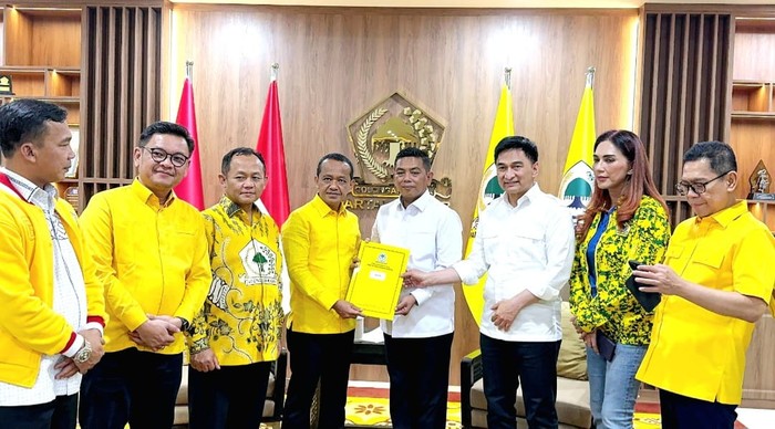 Bahlil serahkan SK dukungan Golkar di Pilgub Banten ke Andra Soni (dok. Istimewa)
