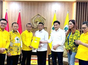 Bahlil Resmi Serahkan SK Dukungan Golkar di Pilgub Banten ke Andra Soni