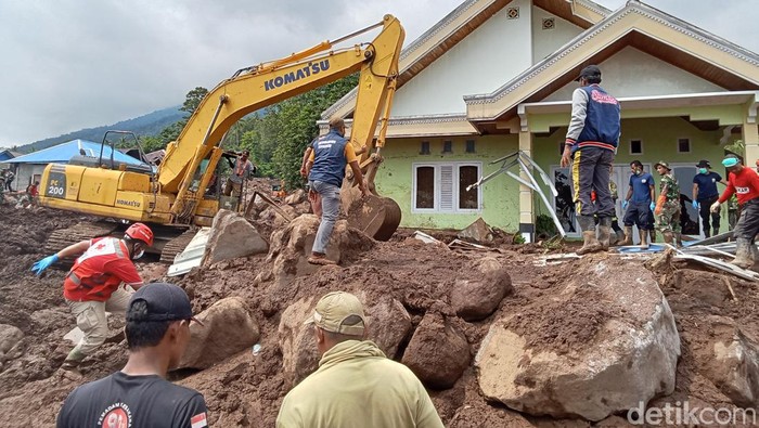 Banjir dan longsor menerjang wilayah Kecamatan Pulau Ternate, Kota Ternate, Maluku Utara.