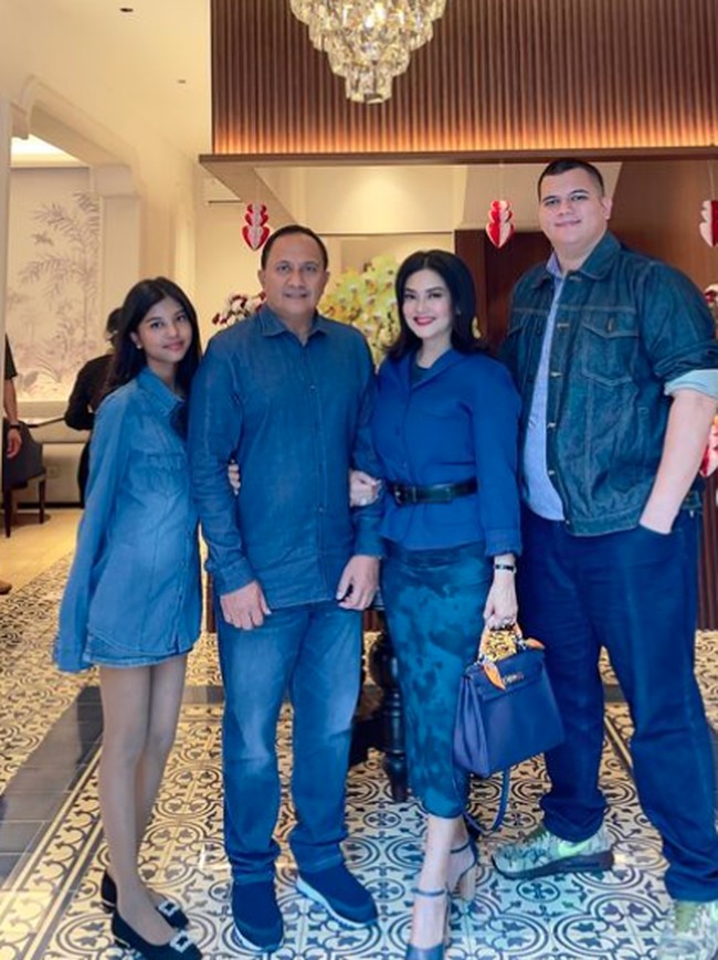 Momen kebersamaan mereka dirayakan di sebuah restoran. Meski bukan anak kandung, Bella Saphira selalu memperlihatkan kedekatan mereka bersama. Foto: Dok. Instagram @bellasaphiraofficial