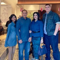 Momen kebersamaan mereka dirayakan di sebuah restoran. Meski bukan anak kandung, Bella Saphira selalu memperlihatkan kedekatan mereka bersama. Foto: Dok. Instagram @bellasaphiraofficial