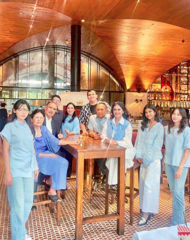 Ada pun saat perayaan ulang tahun Bella Saphira yang ke-51, Bella Saphira mengabadikan momen bersama keluarga beserta kedua anak sambungnya. Foto: dok. Instagram @bellasaphiraofficial