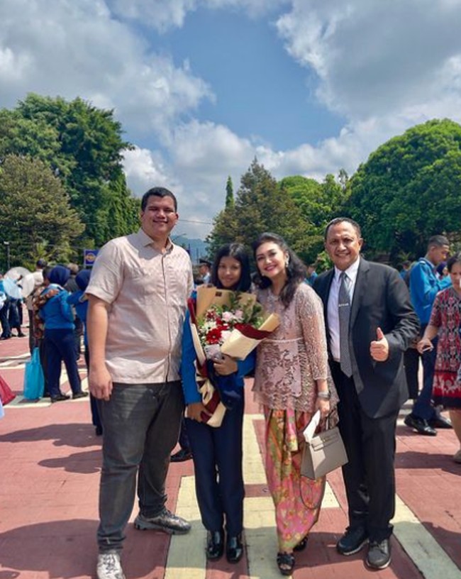 Bella Saphira pun turut hadir ketika perayaan lulus SMA dari putri sambungnya, Diandra Minunet. Foto: dok. Instagram @bellasaphiraofficial