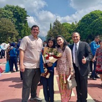 Bella Saphira pun turut hadir ketika perayaan lulus SMA dari putri sambungnya, Diandra Minunet. Foto: dok. Instagram @bellasaphiraofficial