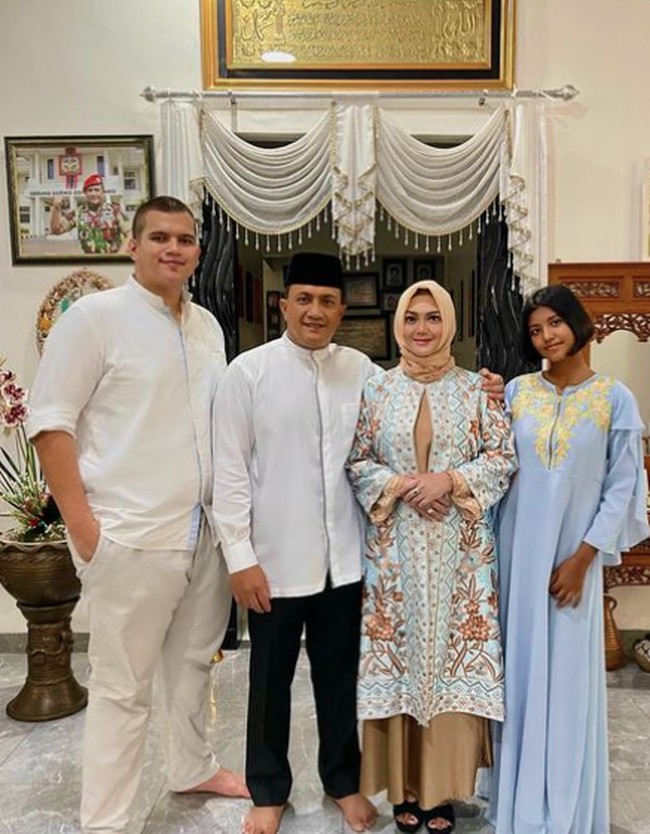 Momen besar lain seperti Hari Raya Idul Fitri juga dihabiskan Bella Saphira bersama suami dan kedua anak tirinya. Foto: dok. Instagram @bellasaphiraofficial
