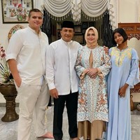 Momen besar lain seperti Hari Raya Idul Fitri juga dihabiskan Bella Saphira bersama suami dan kedua anak tirinya. Foto: dok. Instagram @bellasaphiraofficial