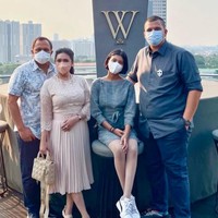 Beberapa kali Bella Saphira juga menghabiskan waktu untuk makan malam bersama keluarga. Bahkan ketika ia mengaku sedikit sedih ketika putri sambungnya akan boarding school. Farewell Luncheon for anak gadis @diandrasb go to Boarding School, Jangan angis2 yaa nanti, tulisnya di Instagram pada 2021 lalu. Foto: dok. Instagram @bellasaphiraofficial