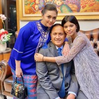 Bella Saphira memang dekat dengan putri sambungnya bak anak kandung sendiri. Foto: dok. Instagram @bellasaphiraofficial