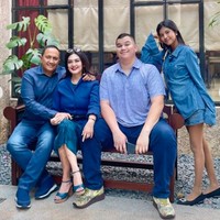 Salah satu momen kebersamaan terbaru Bella Saphira bersama Agus dan dua anak sambungnya ketika merayakan ulang tahunnya. Bahkan mereka kompak mengenakan busana bernuansa denim yang terlihat selaras dan serasi. Foto: Dok. Instagram @bellasaphiraofficial