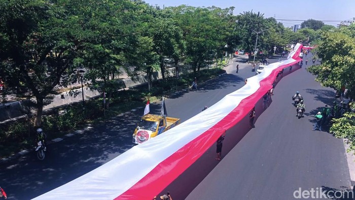 Bendera sepanjang 1 km yang dibentangkan para sopir saat demo di Kantor Gubernur Jatim.