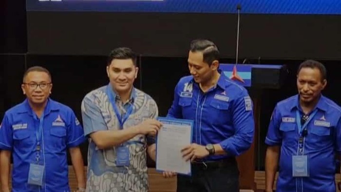 Christo Mario Y Pranda menerima rekomendasi dari Ketua Umum DPP Demokrat Agus Harimurti Yudhoyono di Jakarta, Minggu (25/8/2024) malam. (Foto: Istimewa)