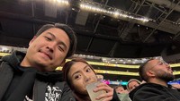 Clarissa Tanoesoedibjo juga kompak dengan Anthony saat menonton pertandingan olahraga. Clarissa Tanoesoedibjo sambil menikmati minuman. Foto: Instagram @clarissatanoe