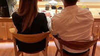 Seperti pada momen ini, mereka mampir ke sebuah restoran Jepang untuk menikmati sushi. Mereka berfoto kompak dengan menghadap ke belakang. Foto: Instagram @clarissatanoe