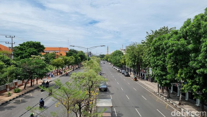 Cuaca Surabaya berawan.