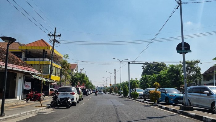 Cuaca Surabaya cerah.