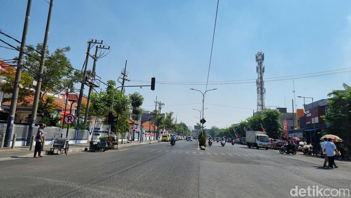 Cuaca Surabaya cerah.