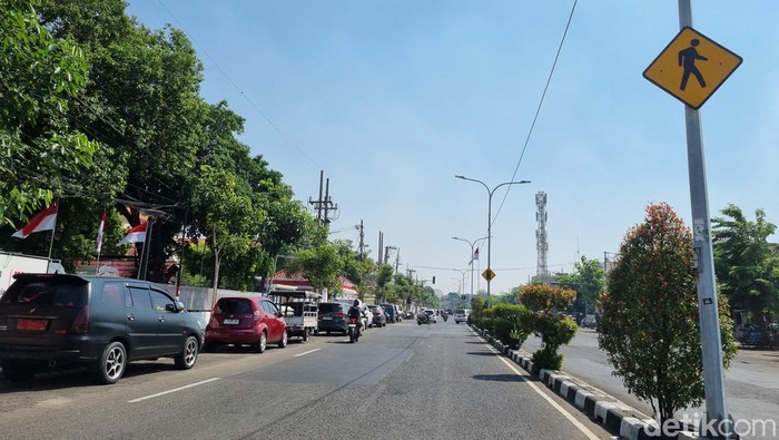 Cuaca Surabaya cerah.