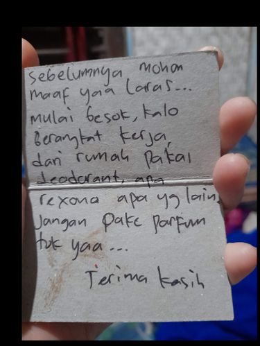 Curhatan wanita yang menerima pesan dari teman kantornya jika ia bau badan.
