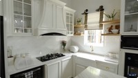 Ia juga mendesain bagian kitchen set rumahnya. Tampilannya sangat cantik dengan warna senada. Ia meletakkan peralatan makan di dalamnya. Foto: YouTube TRANS7 OFFICIAL