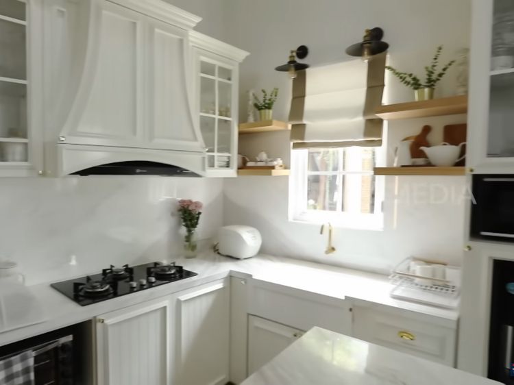 Estetik! Ini Dapur Natalie Sarah yang Benuansa Serba Putih