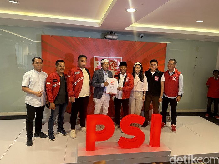 Dedi Mulyadi-Erwan Setiawan menerima rekomendasi dari PSI sebagai paslon di PIlgub Jabar 2024. (Kadek Melda Luxiana/detikcom)