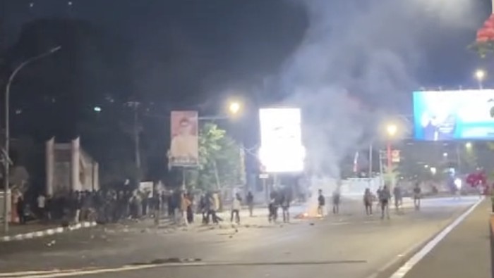 Demo depan UNM Makassar, Jalan AP Pettarani, malam ini. Dokumen Istimewa