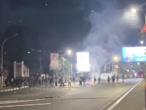Massa Demo Blokade Jalan Depan UNM Makassar, Truk Tertahan Selama 4 Jam