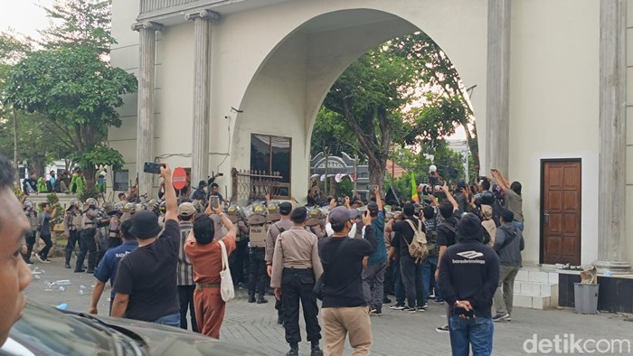 Demo di depan Balai Kota Semarang ricuh, pagar Balai Kota dijebol, Senin (26/8/2024).