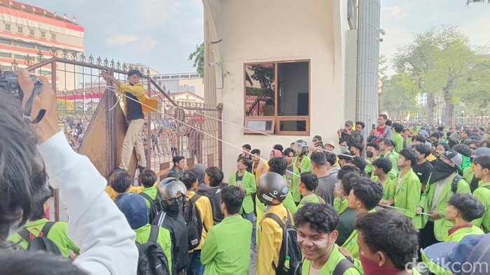 Demo di depan Balai Kota Semarang ricuh, pagar Balai Kota dijebol, Senin (26/8/2024).