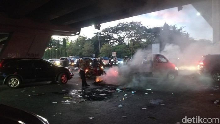Demo di fly over Makassar menimbulkan kemacetan.