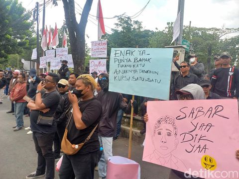 Aksi demo Gabungan Pergerakan Rakyat Amankan Konstitusi (Gaprak), di depan Kantor DPRD Solo, Senin (26/8/2024).