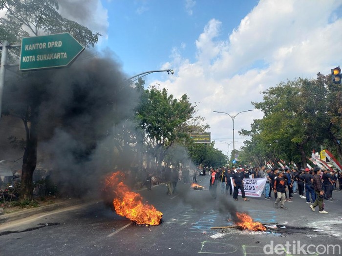 Aksi demo Gabungan Pergerakan Rakyat Amankan Konstitusi (Gaprak), di depan Kantor DPRD Solo, Senin (26/8/2024).