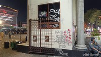 Beberapa titik di gerbang Balai Kota itu juga menjadi sasaran vandalisme demonstran. Terlihat banyak coretan pylox hingga poster yang ditempel sepanjang dinding gerbang.
